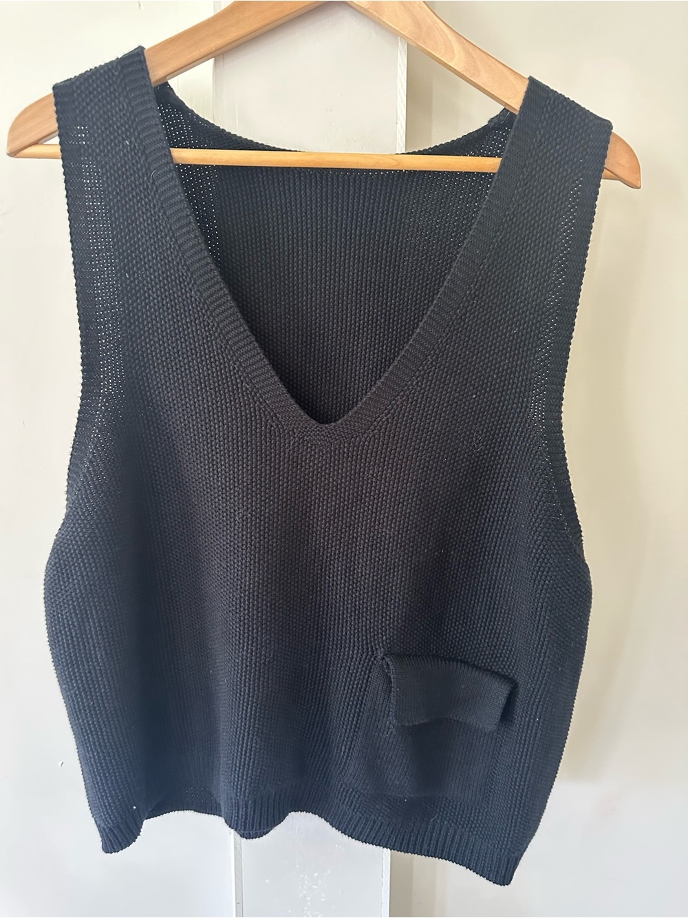 LIGHTWEIGHT KNIT  TOP LOW V-NECK VEST  COASTAL, BEACH WEAR WOMENS  MED/LG